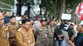 Wali Kota Salatiga, Dr. Robby menemui dan mendengarkan tuntutan Aliansi Mahasiswa Salatiga.