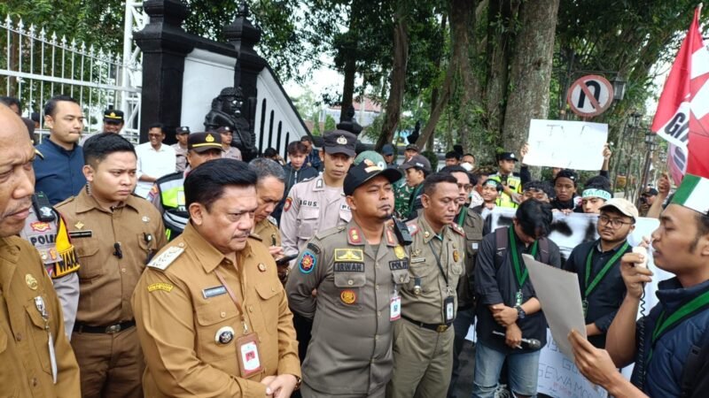 Wali Kota Salatiga, Dr. Robby menemui dan mendengarkan tuntutan Aliansi Mahasiswa Salatiga.