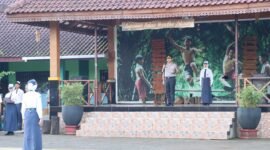 Kapolres Salatiga menjadi Pembina Upacara, tanamkan nilai SEGAR kepada pelajar SMPN 3.