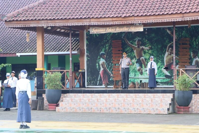 Kapolres Salatiga menjadi Pembina Upacara, tanamkan nilai SEGAR kepada pelajar SMPN 3.