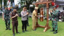 Upacara pembukaan TMMD diikuti oleh unsur Forkopimda, TNI dan Polri, pemerintah daerah serta tokoh masyarakat.