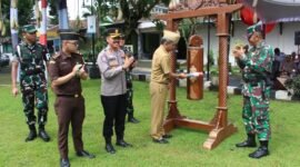 Upacara pembukaan TMMD diikuti oleh unsur Forkopimda, TNI dan Polri, pemerintah daerah serta tokoh masyarakat.