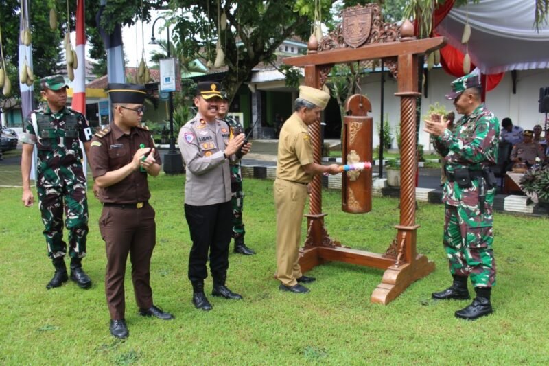Upacara pembukaan TMMD diikuti oleh unsur Forkopimda, TNI dan Polri, pemerintah daerah serta tokoh masyarakat.
