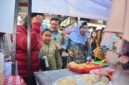 Walikota beserta istri di salah satu stand UMKM Salatiga Creative Fest yang akan berlangsung sepanjang Ramadhan 2026.