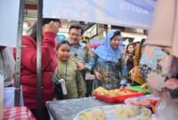 Walikota beserta istri di salah satu stand UMKM Salatiga Creative Fest yang akan berlangsung sepanjang Ramadhan 2026.