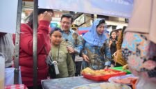 Walikota beserta istri di salah satu stand UMKM Salatiga Creative Fest yang akan berlangsung sepanjang Ramadhan 2026.