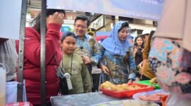 Walikota beserta istri di salah satu stand UMKM Salatiga Creative Fest yang akan berlangsung sepanjang Ramadhan 2026.