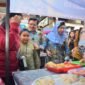 Walikota beserta istri di salah satu stand UMKM Salatiga Creative Fest yang akan berlangsung sepanjang Ramadhan 2026.