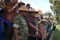 Danrem 073/Makutarama mendampingi Gubernur Jateng dalam kegiatan panen raya di Desa Jambu.