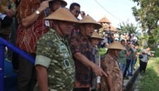 Danrem 073/Makutarama mendampingi Gubernur Jateng dalam kegiatan panen raya di Desa Jambu.