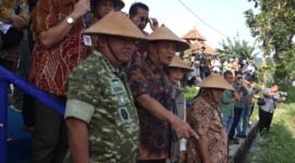 Danrem 073/Makutarama mendampingi Gubernur Jateng dalam kegiatan panen raya di Desa Jambu.