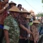 Danrem 073/Makutarama mendampingi Gubernur Jateng dalam kegiatan panen raya di Desa Jambu.
