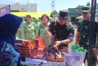 Komandan Kodim 0714/Salatiga Letkol Kav Fajar Hapsari Nugroho, memantau langsung jalannya kegiatan bazar murah.