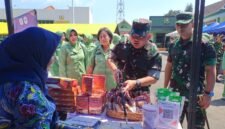 Komandan Kodim 0714/Salatiga Letkol Kav Fajar Hapsari Nugroho, memantau langsung jalannya kegiatan bazar murah.