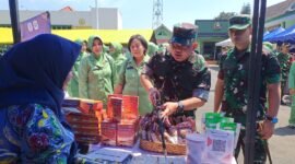Komandan Kodim 0714/Salatiga Letkol Kav Fajar Hapsari Nugroho, memantau langsung jalannya kegiatan bazar murah.