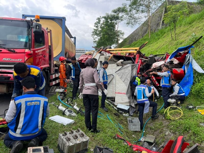 Situasi TKP kecelakaan beruntun yang melibatkan tiga kendaraan truk di ruas Jalan Tol Semarang–Solo KM 431.