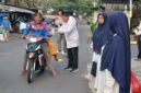 aksi sosial berupa pembagian ratusan takjil kepada masyarakat