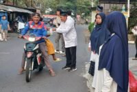 aksi sosial berupa pembagian ratusan takjil kepada masyarakat