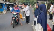aksi sosial berupa pembagian ratusan takjil kepada masyarakat