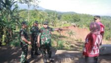 Danrem 073/Makutarama saat meninjau langsung lokasi bencana tanah longsor di Desa Kalongan,  Ungaran Timur.