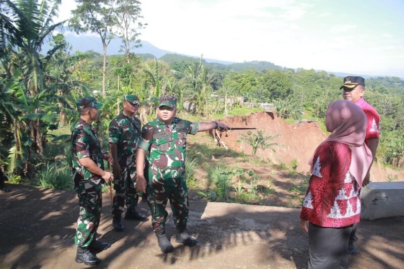 Danrem 073/Makutarama saat meninjau langsung lokasi bencana tanah longsor di Desa Kalongan,  Ungaran Timur.