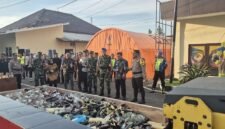 Kegiatan pemusnahan barang bukti berupa ratusan knalpot brong serta ribuan botol minuman keras hasil Operasi Pekat dan KRYD.