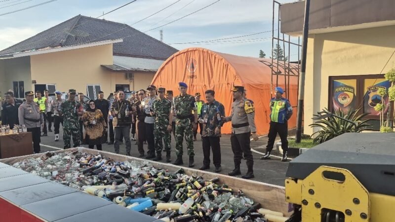 Kegiatan pemusnahan barang bukti berupa ratusan knalpot brong serta ribuan botol minuman keras hasil Operasi Pekat dan KRYD.