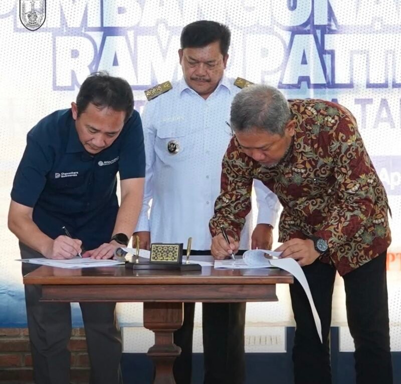 Penandatanganan Kontrak proyek pembangunan exit tol  Pattimura oleh pihak-pihak terkait.