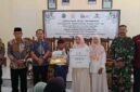 Penyaluran zakat perusahaan dan santunan kepada anak-anak yatim.