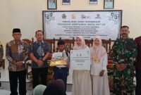 Penyaluran zakat perusahaan dan santunan kepada anak-anak yatim.
