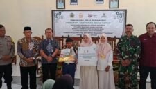 Penyaluran zakat perusahaan dan santunan kepada anak-anak yatim.