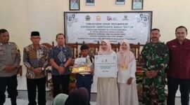 Penyaluran zakat perusahaan dan santunan kepada anak-anak yatim.