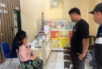Tersangka perempuan SJ (34) berhasil diamankan petugas kepolisian dalam tindak pidana pencurian.