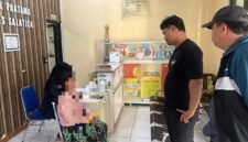 Tersangka perempuan SJ (34) berhasil diamankan petugas kepolisian dalam tindak pidana pencurian.
