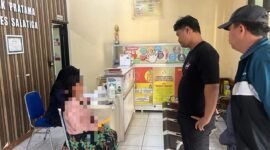 Tersangka perempuan SJ (34) berhasil diamankan petugas kepolisian dalam tindak pidana pencurian.