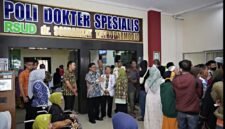 Wali Kota Robby Hernawan saat meresmikan Poliklinik Geriatri RSUD dr. Soebarkat Salatiga.
