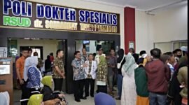 Wali Kota Robby Hernawan saat meresmikan Poliklinik Geriatri RSUD dr. Soebarkat Salatiga.