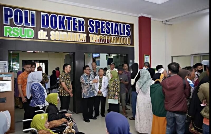 Wali Kota Robby Hernawan saat meresmikan Poliklinik Geriatri RSUD dr. Soebarkat Salatiga.